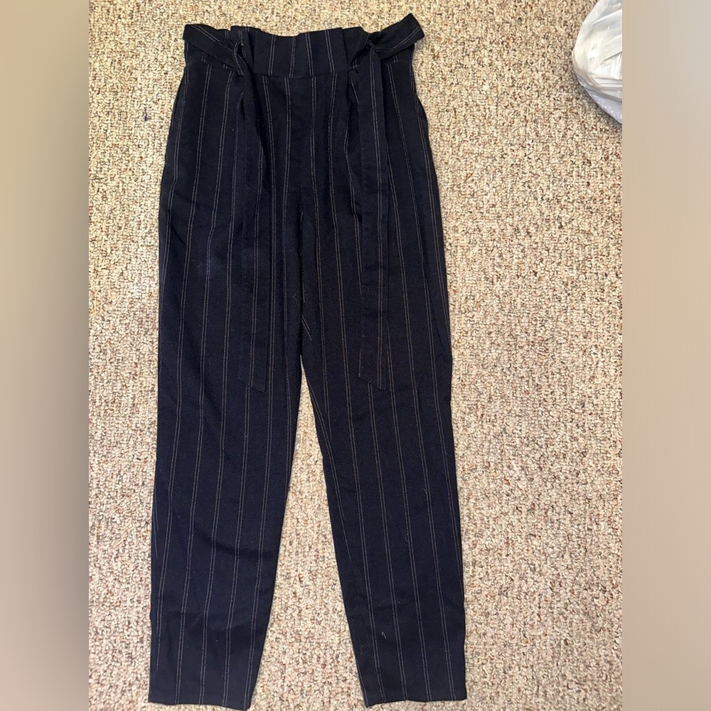 Great condition Womens Navy Dress pants with belt.